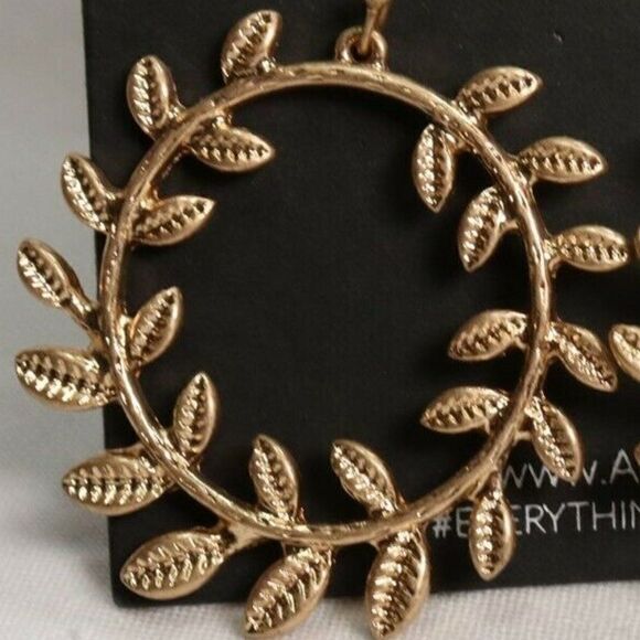 Area Stars Gold Tone Leaves Wire Dangle Earrings New - Picture 2 of 3